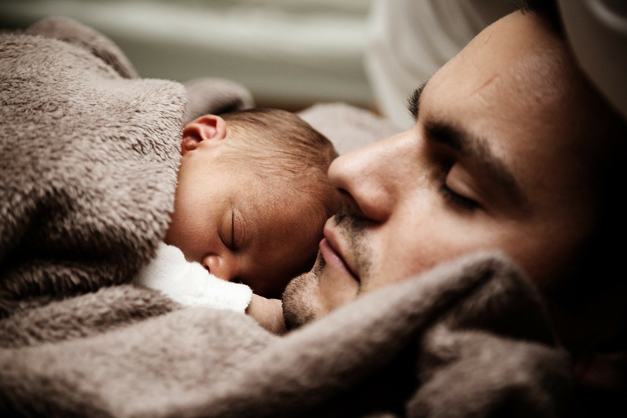 Pourquoi mon bébé se réveille soudainement dans la nuit ?