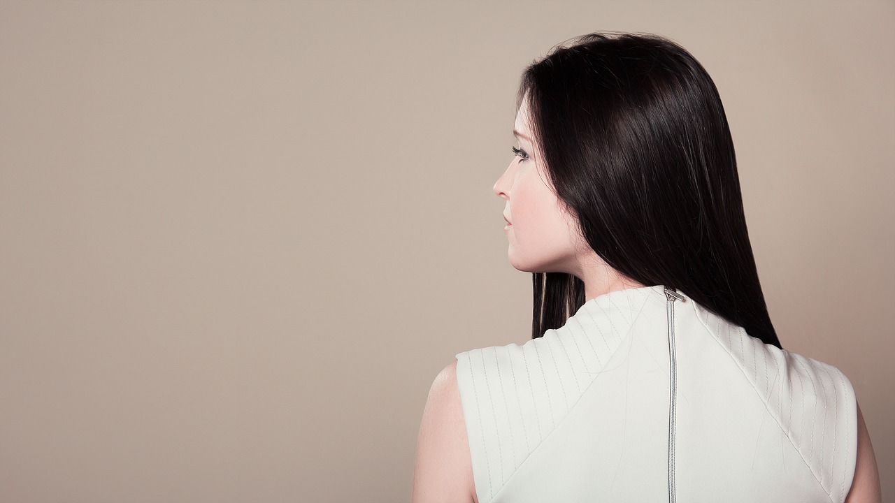 Comment stopper la pousse des cheveux blancs ?