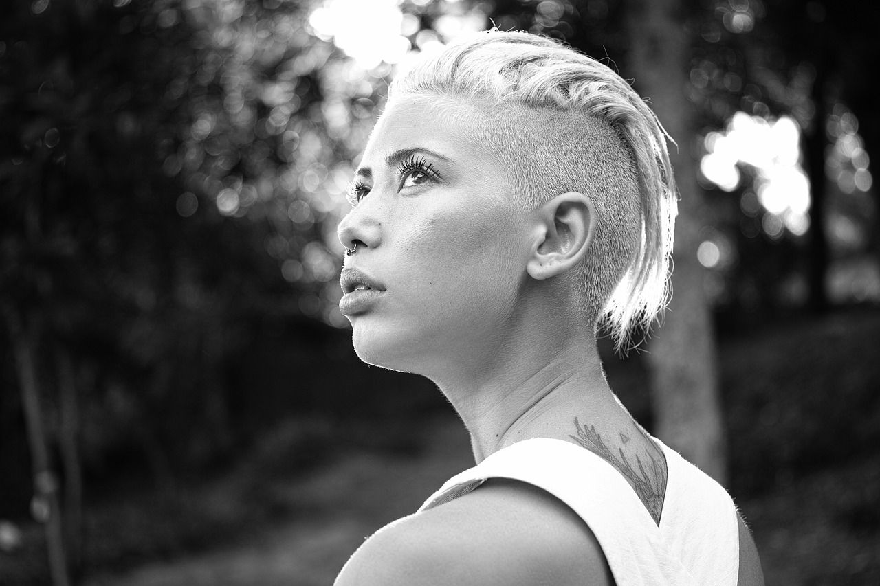 Qu'est-ce qui cause les cheveux blancs ?
