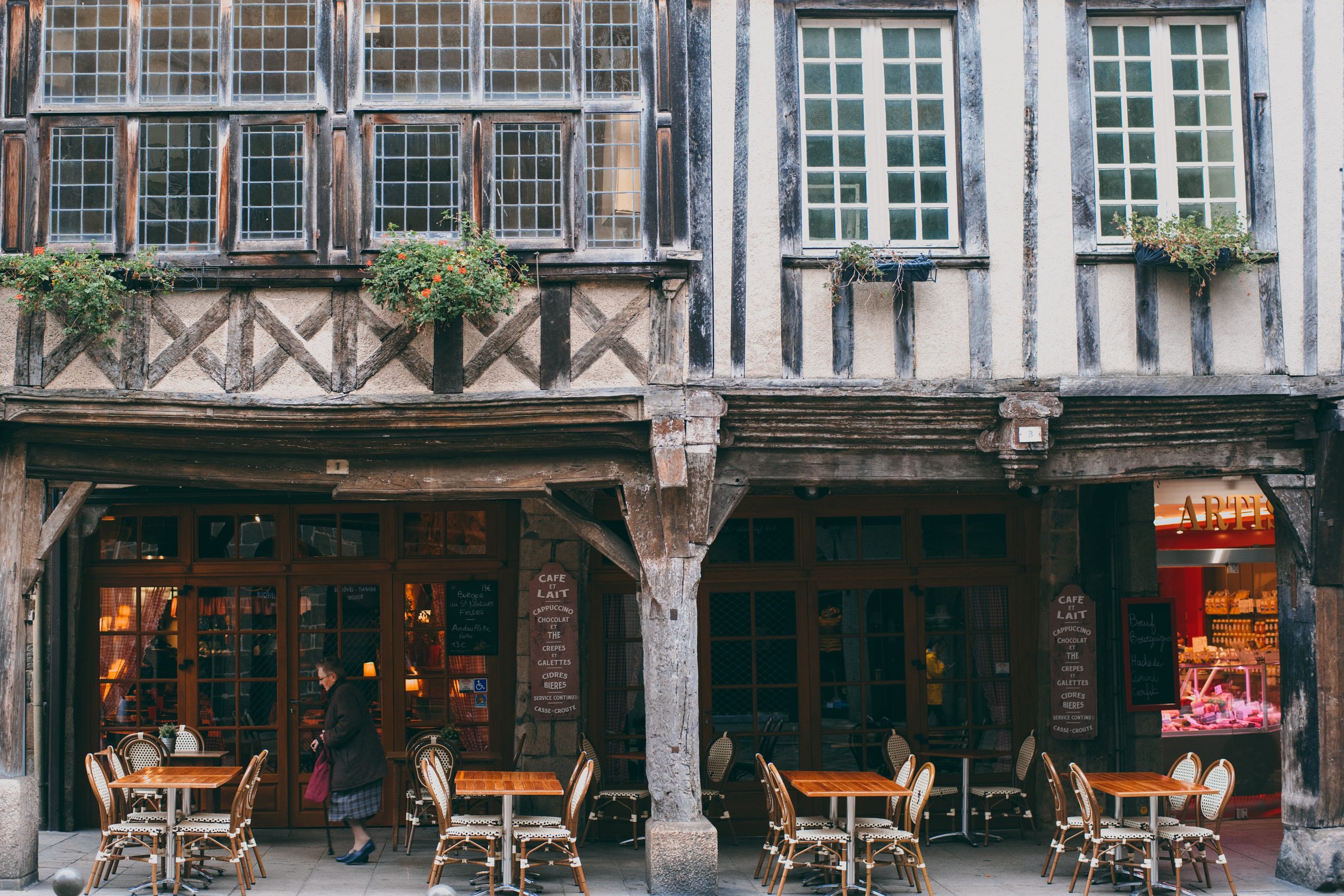 Gestion locative : déléguer à une agence ou gérer soi-même ?