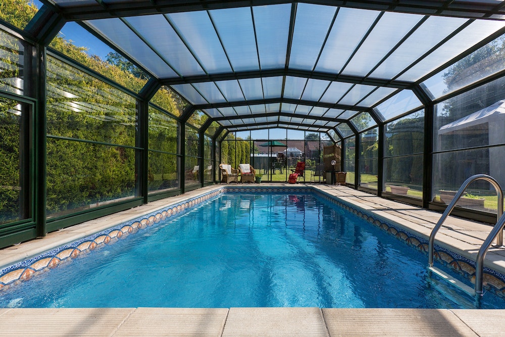 Construction d'une piscine : les implications pour le zonage et la réglementation de votre propriété