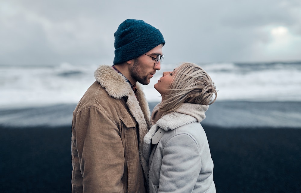 Les secrets des habitués pour survivre à un vol long-courrier : astuces et conseils