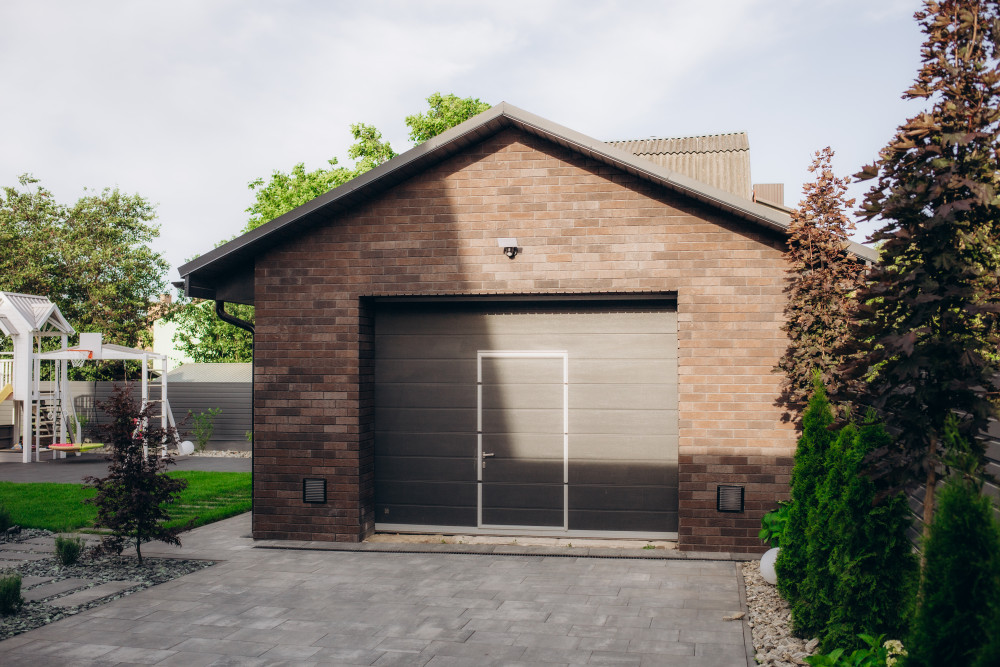 Le carport en bois pour voiture : guide complet pour bien le choisir et l'intégrer à son jardin